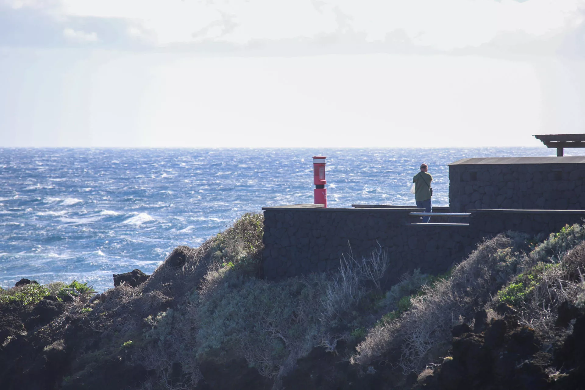 Fuerte oleaje y rachas en La Palma debido a los efectos de la borrasca Emilia. / EFE - LUIS G. MORERA