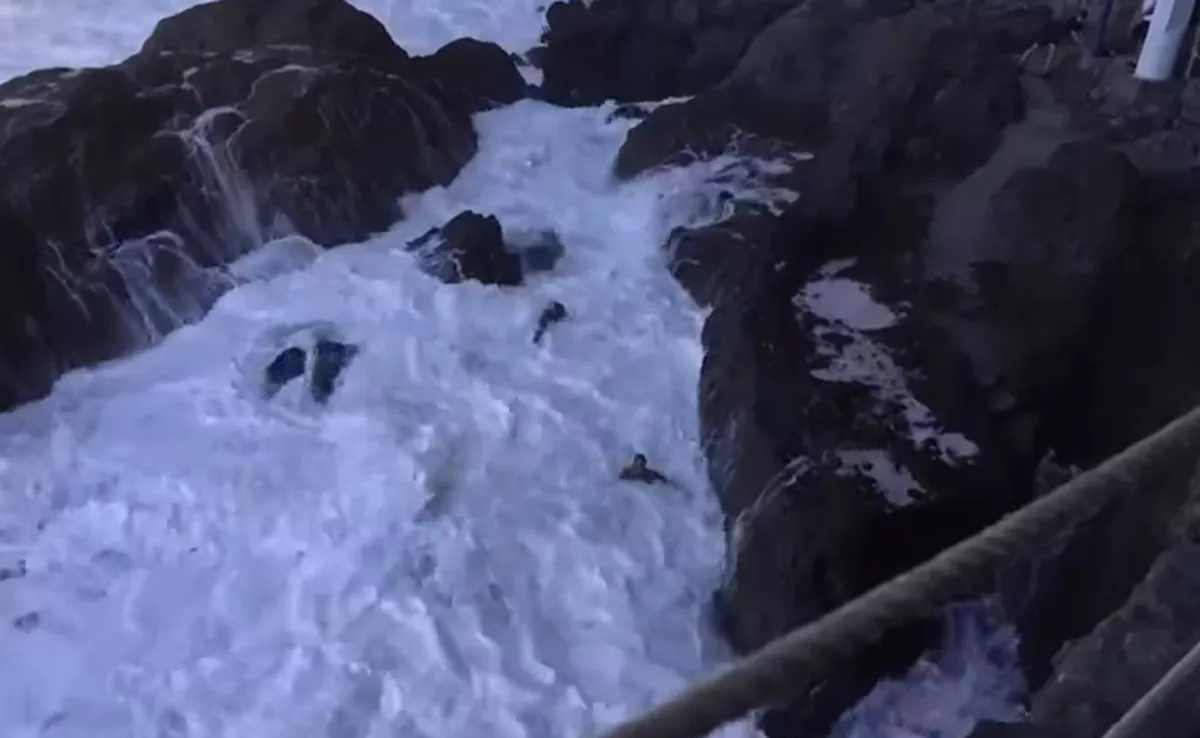 Un hombre se baña en el Porís de Candelaria cuando una serie de olas le impacta. / AUTOR DESCONOCIDO