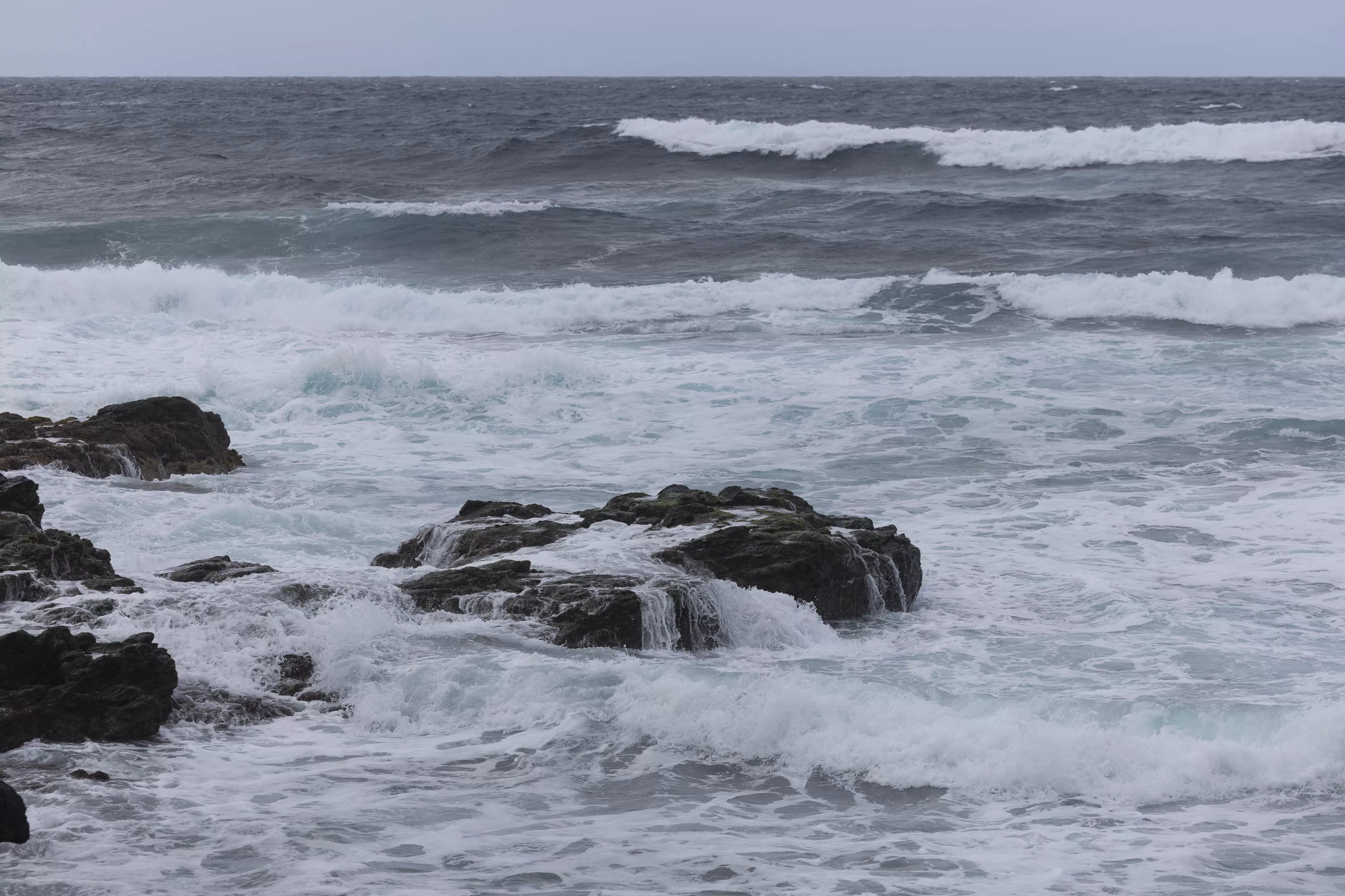 Situación del mar la costa de Tenerife en la tarde de este viernes. En la imagen se ve la costa de Punta del Hidalgo en La Laguna, y Bajamar. / MIGUEL BARRETO-EFE