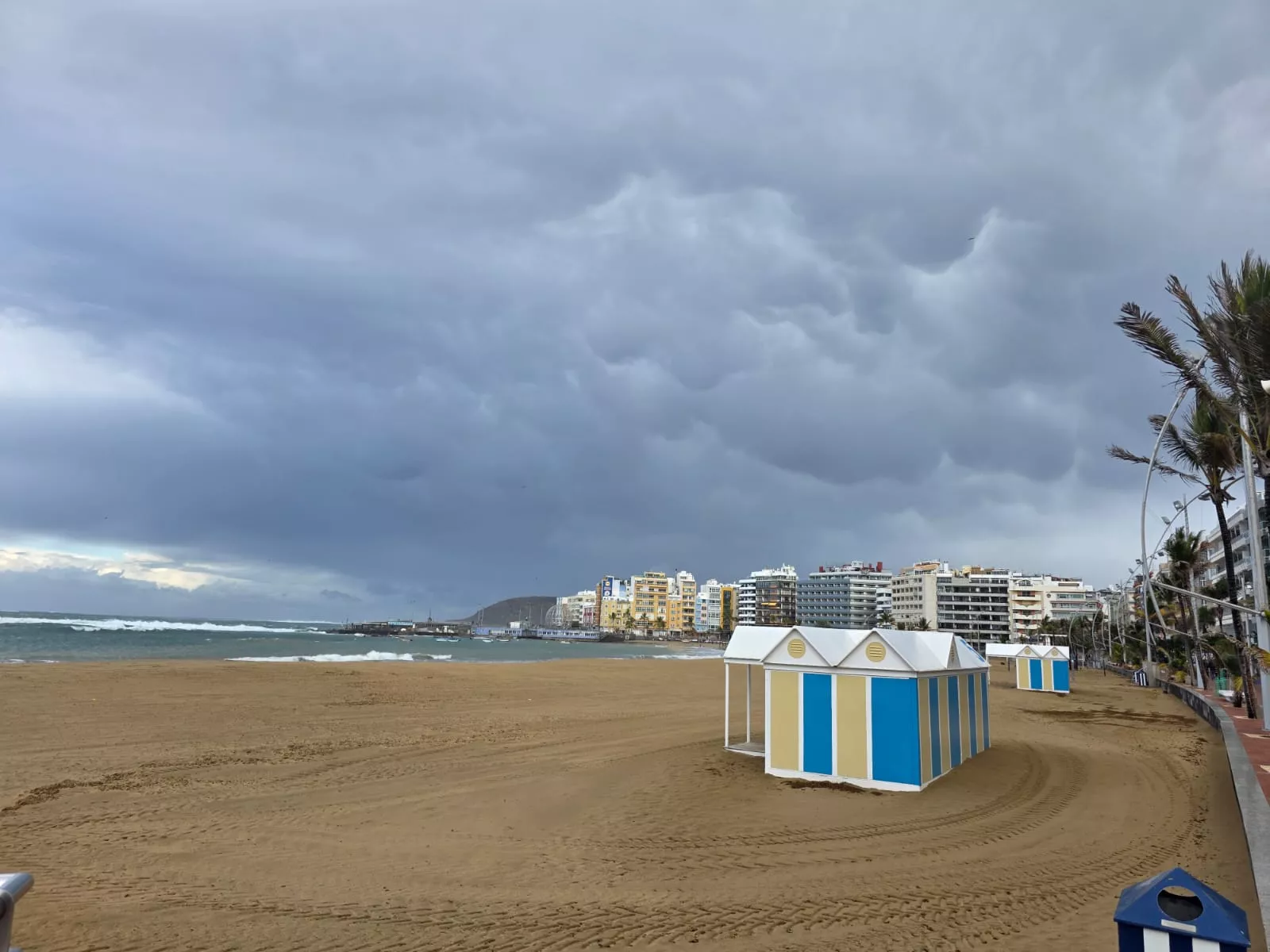 Vistas de las nubes y la playa en Las Palmas de Gran Canaria en la mañana de este sábado ante el paso de la borrasca Emilia. / CEDIDA Vistas de las nubes y la playa en Las Palmas de Gran Canaria en la mañana de este sábado ante el paso de la borrasca Emilia. / CEDIDA
