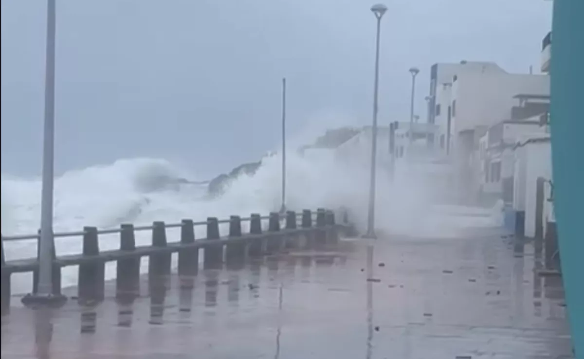 El mar choca contra las viviendas en el litoral de Gáldar. /  CEDIDA