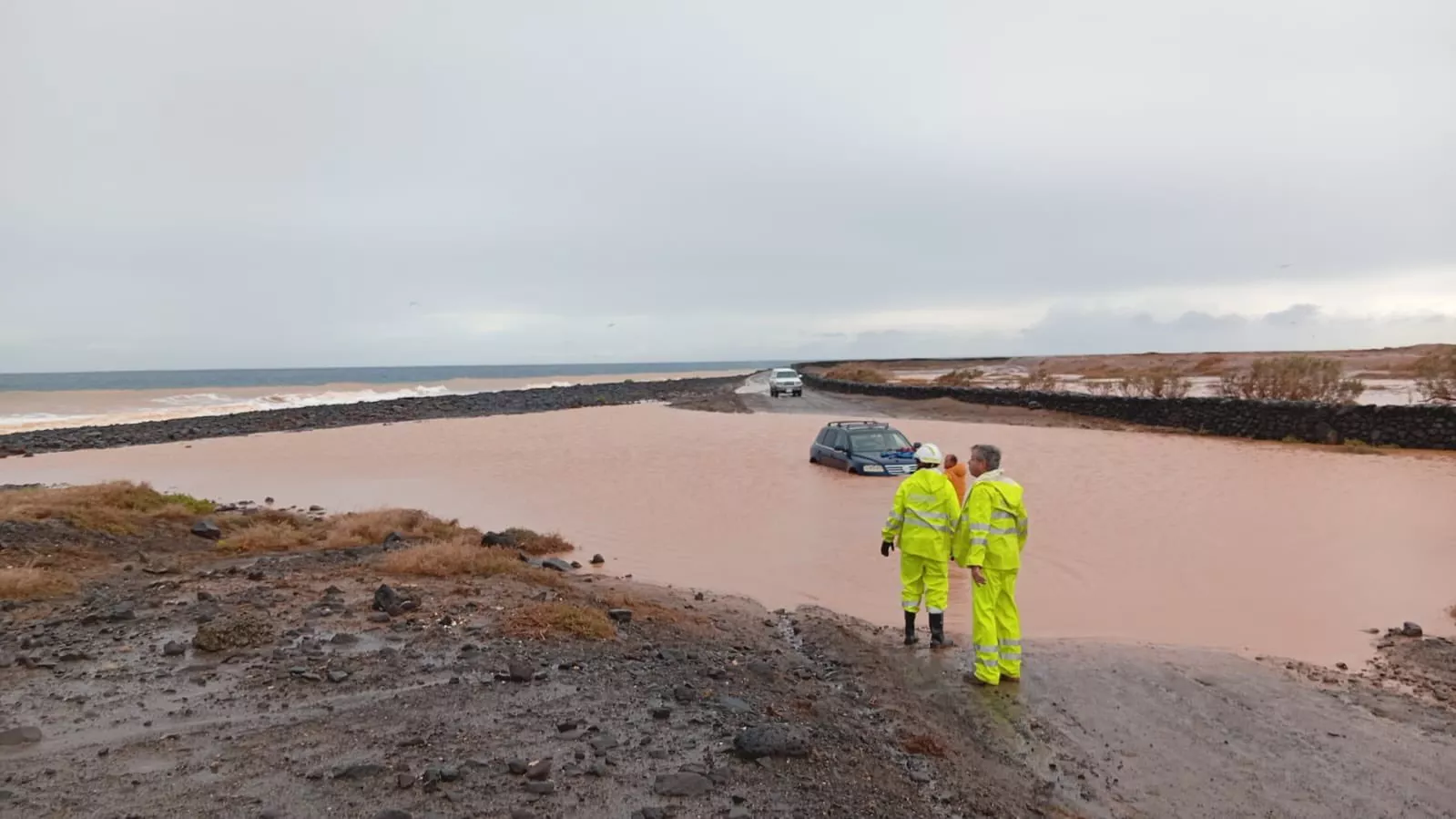 Servicios de Emergencia rescatan a dos personas en Fuerteventura tras quedar atrapadas con su vehículo. / FUERTEVENTURA EMERGENCIAS