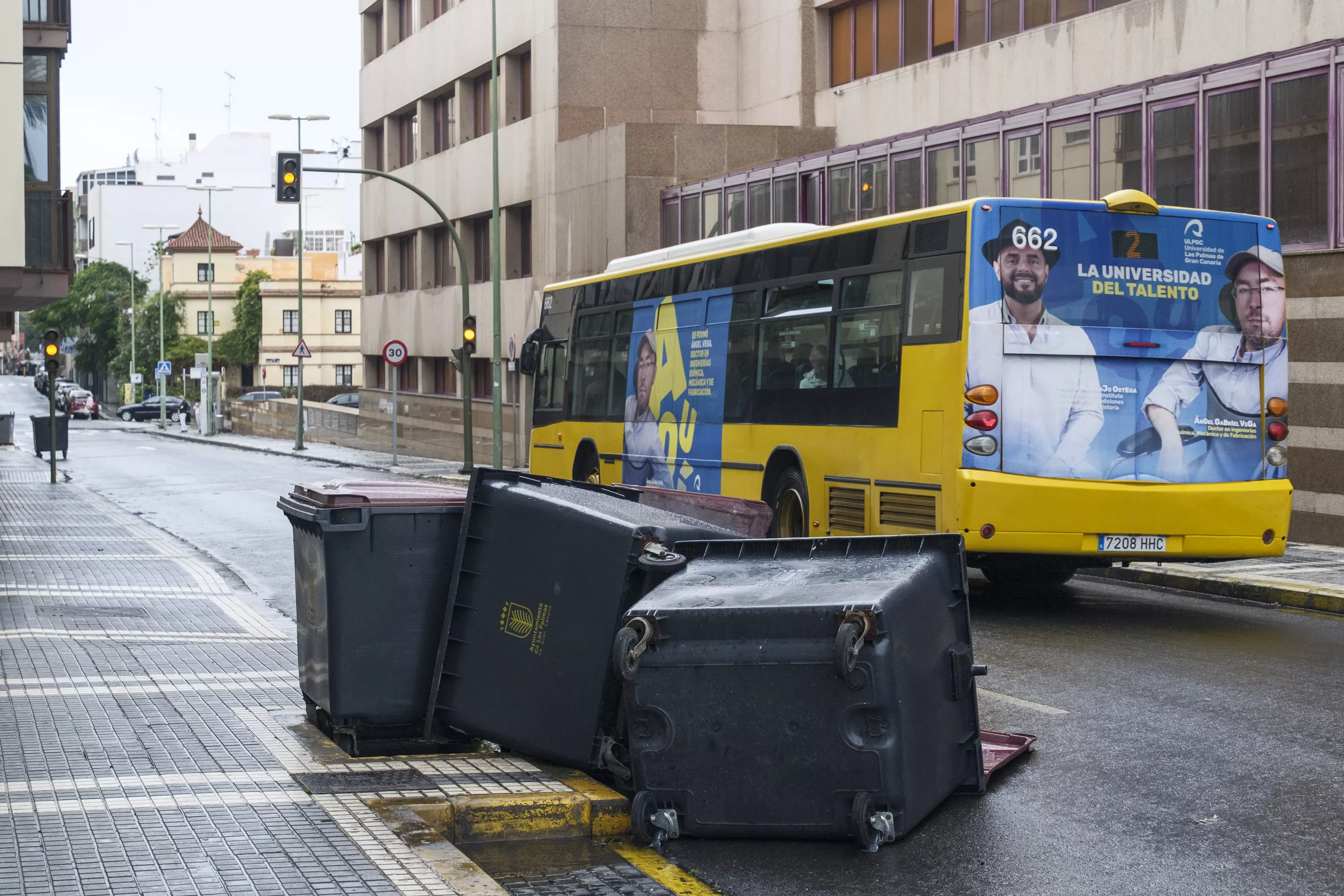 Incidencias registradas durante la borrasca Emilia en Las Palmas de Gran Canaria. / ÁNGEL MEDINA-EFE Incidencias registradas durante la borrasca Emilia en Las Palmas de Gran Canaria. / ÁNGEL MEDINA-EFE