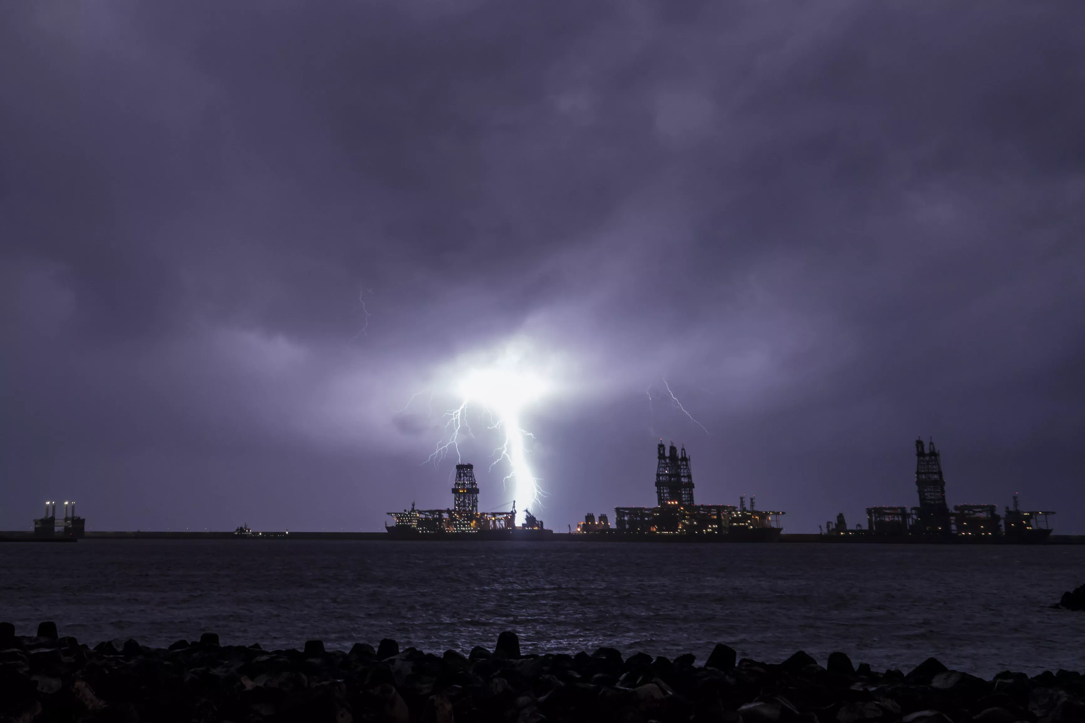 Aparato eléctrico cae cerca del puerto de Las Palmas de Gran Canaria durante la borrasca Emilia. / ÁNGEL MEDINA-EFE