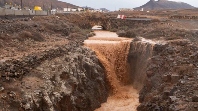 Corren los barrancos en el municipio de Puerto del Rosario. / CARLOS DE SAÁ-EFE Corren los barrancos en el municipio de Puerto del Rosario. / CARLOS DE SAÁ-EFE