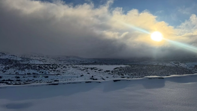 Amanecer en el Teide completamente nevado por el paso de la borrasca Emilia. / CEDIDA Amanecer en el Teide completamente nevado por el paso de la borrasca Emilia. / CEDIDA