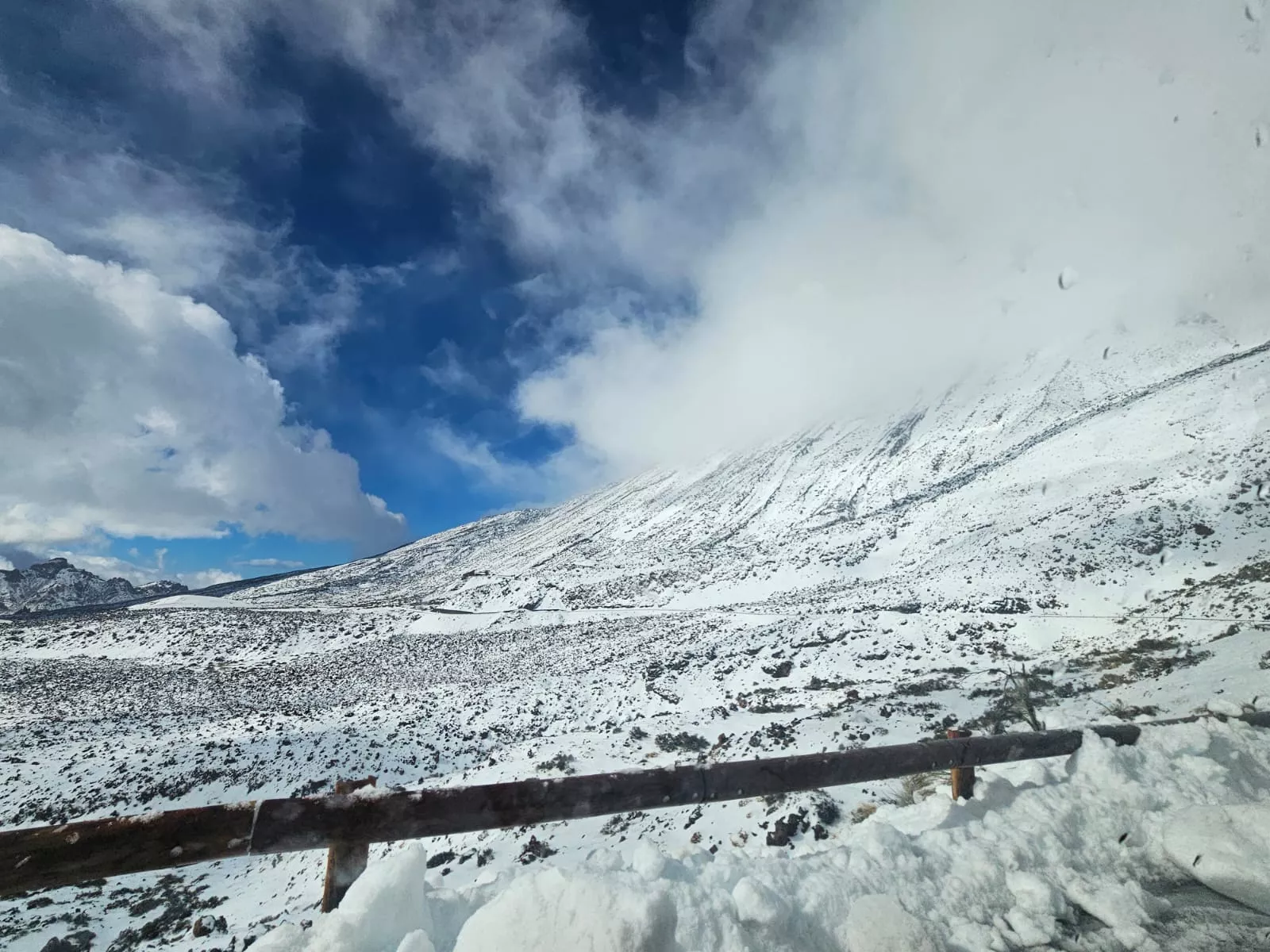 La nieve cubre el Parque Nacional del Teide en una nevada que no se veía desde 2016. / CEDIDA