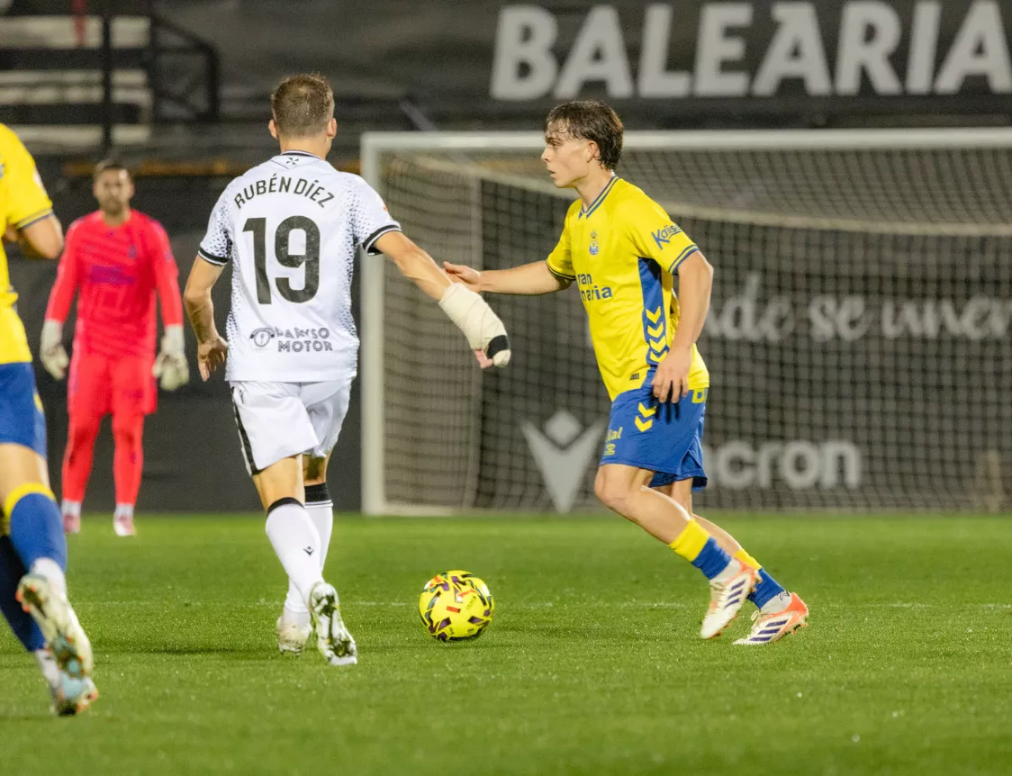 Amatucci controla el balón ante un futbolista de la AD Ceuta. / @UDLP_Oficial