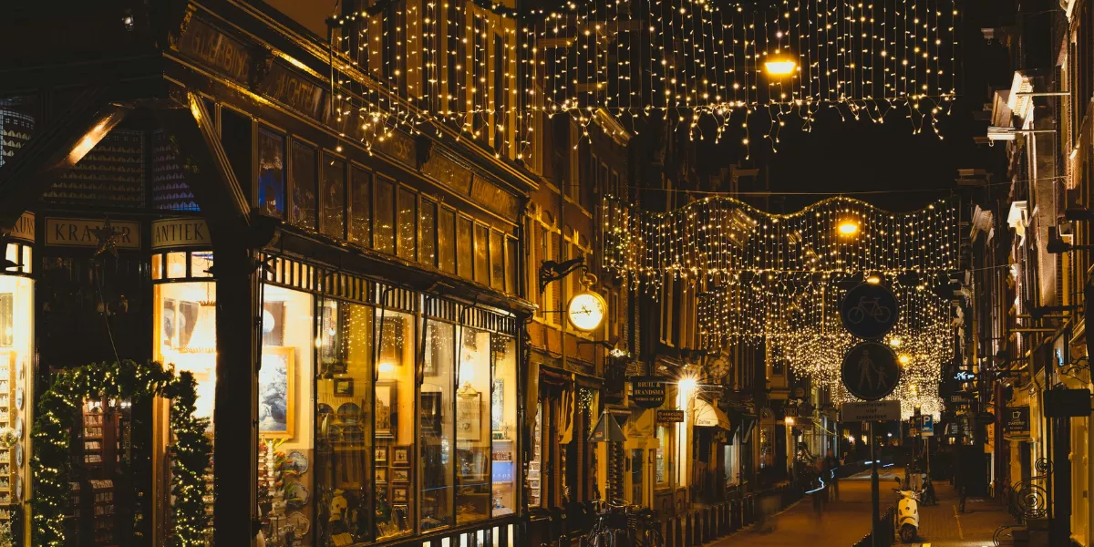 Imagen genérica de un pueblo iluminado por Navidad / PEXELS
