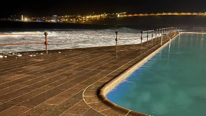 La borrasca se lleva parte de las vallas de seguridad que rodean a las piscinas de Bajamar. /Cedida