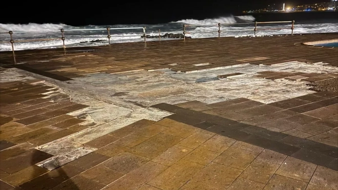Desprendimiento de baldosas del entorno de las piscinas de Bajamar. /Cedida