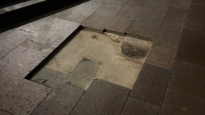 Algunas baldosas desprendidas del entorno de las piscinas de Bajamar. /Cedida