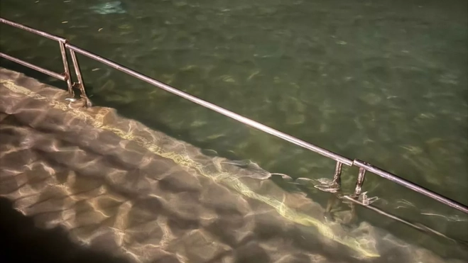 Vallas de seguridad desprendidas en el entorno de las piscinas de Bajamar. /Cedida