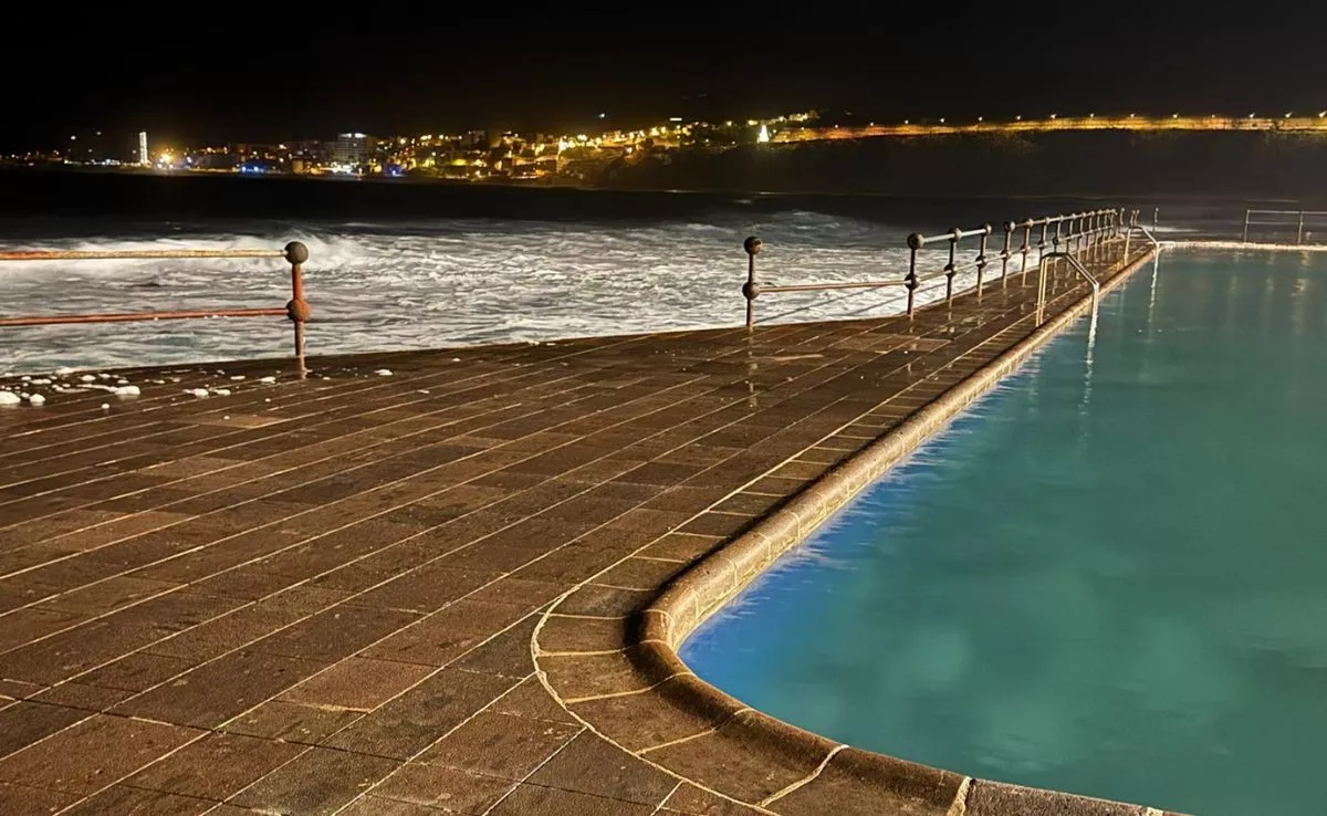 La borrasca se lleva parte de las vallas de seguridad que rodean a las piscinas de Bajamar. /Cedida