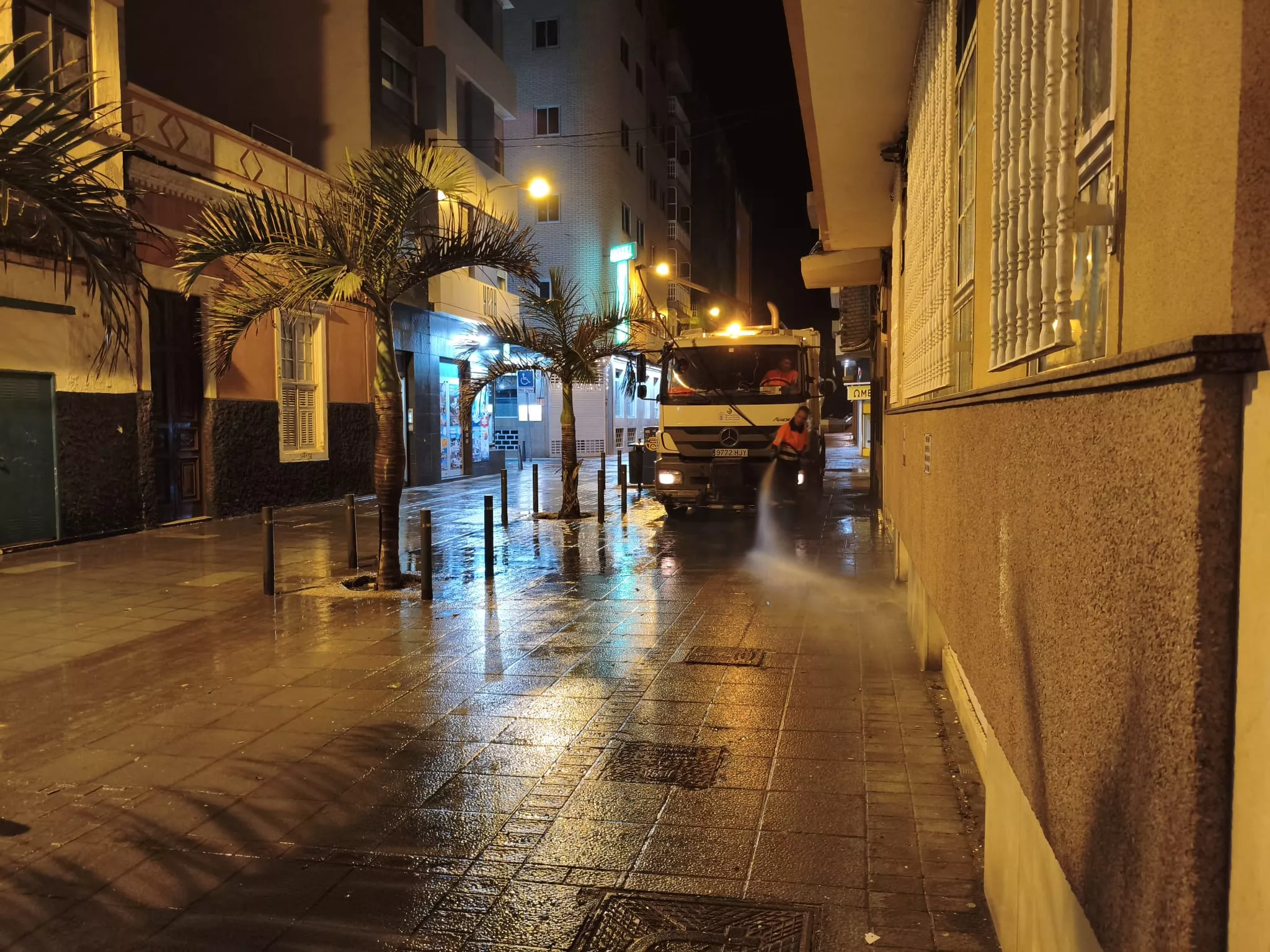 Operarios del dispositivo especial de limpieza. AH