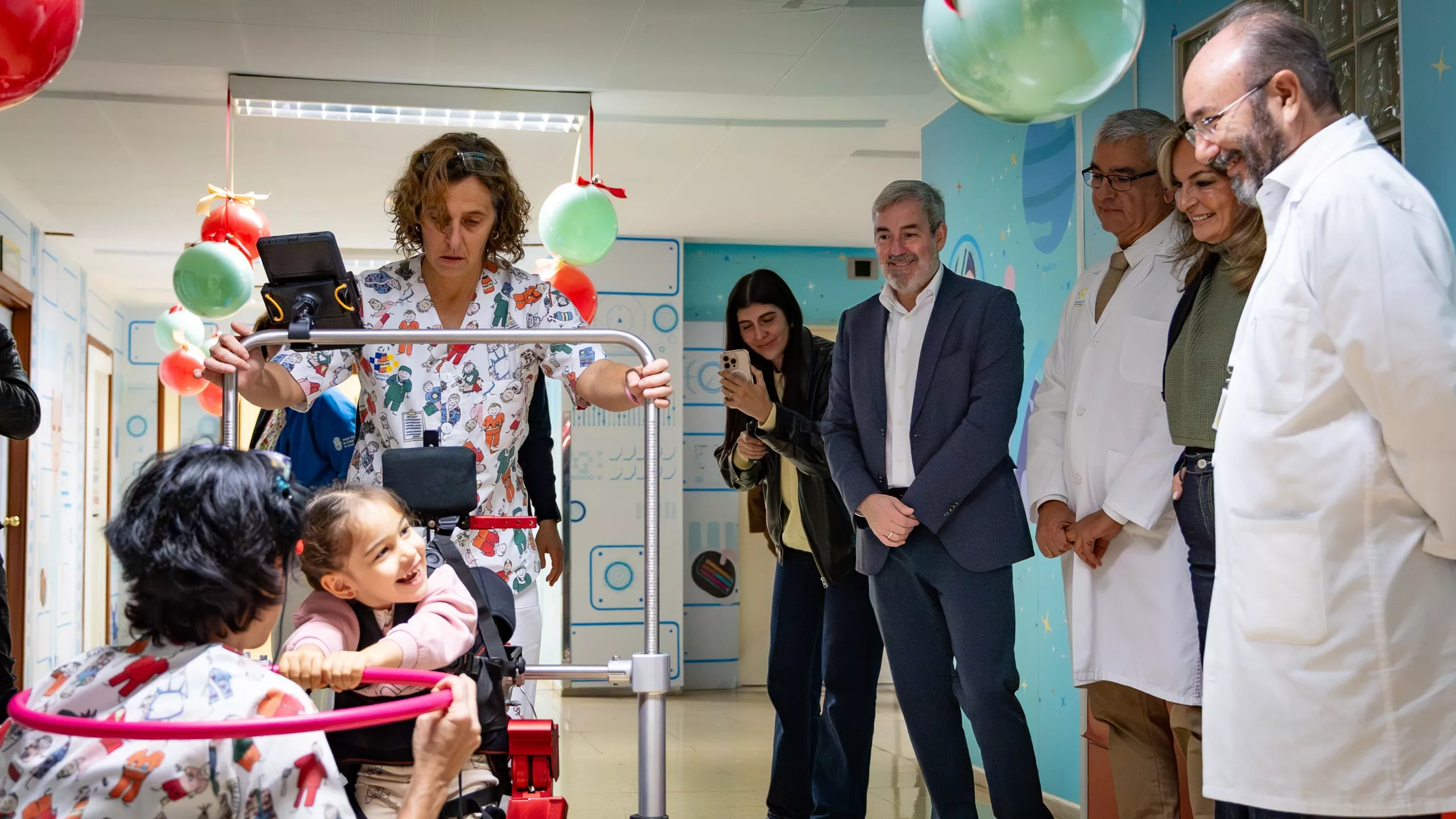 Canarias incorpora su primer exoesqueleto pediátrico para rehabilitación infantil. GOBIERNO DE CANARIAS