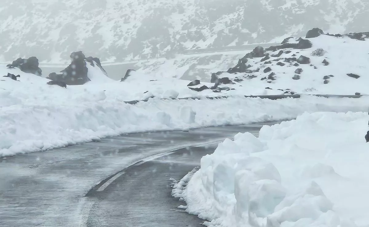Carretera de acceso al Teide, cubierta de nieve tras la borrasca Emilia. /Cedida