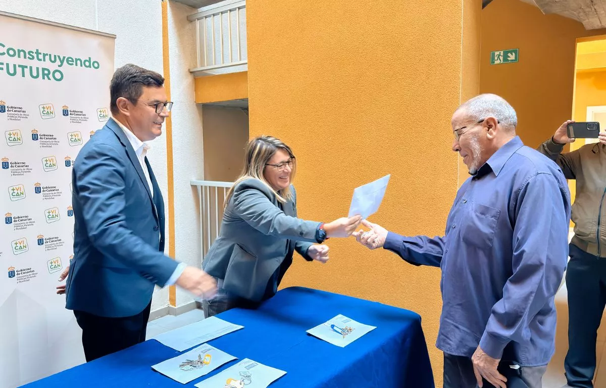 El consejero y la alcaldesa hacen entrega de las viviendas asequibles de El Sequero, Ingenio. 