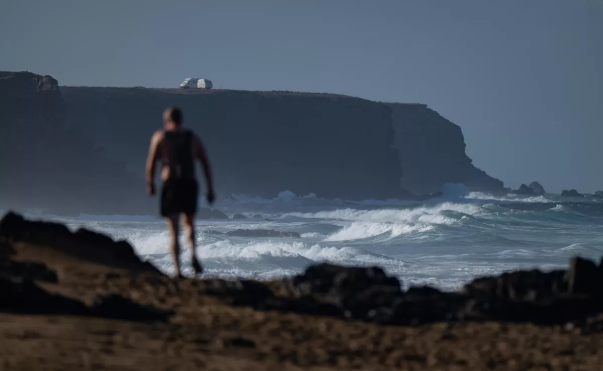 Las costas de Canarias siguen con fuerte oleaje este lunes, tras el paso de la borrasca Emilia. En la imagen, El Cotillo, en el norte de Fuerteventura. EFE/Carlos de Saá