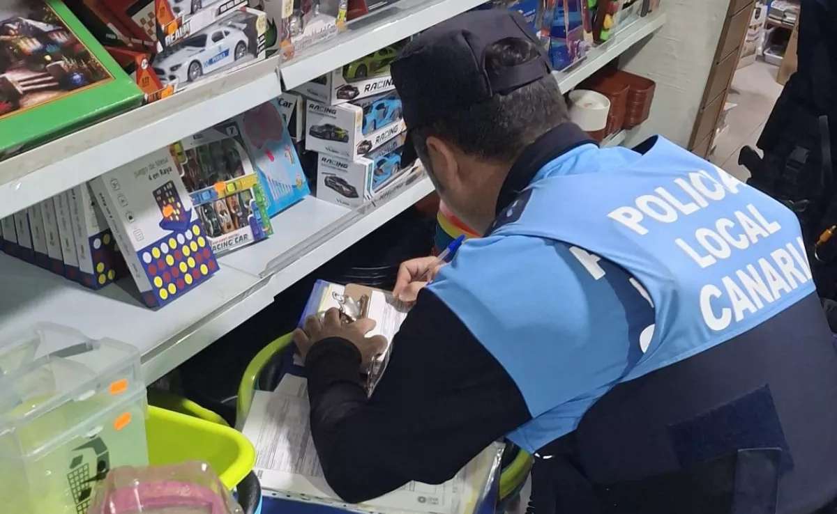 Un agente de la Policía Local de La Laguna inspecciona juguetes en una tienda para comprobar que sean legales./ CEDIDA