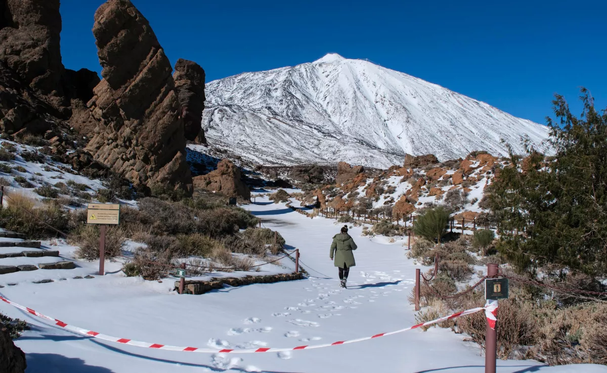 El Parque Nacional del Teide, este lunes, después del paso de la borrasca Emilia, que ha dejado una gran cantidad de nieve y ha obligado a cerrar todos los accesos. / EFE / Alberto Valdés