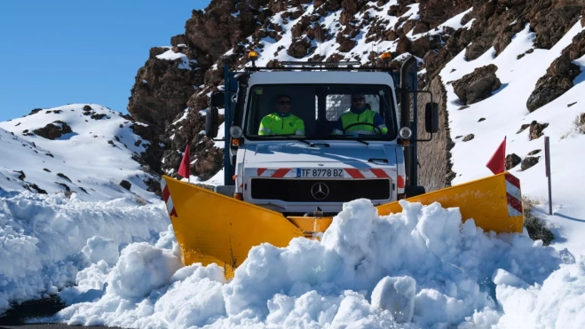 Un quitanieves despaja la carretera de acceso al Teide. / EFE Un quitanieves despaja la carretera de acceso al Teide. / EFE