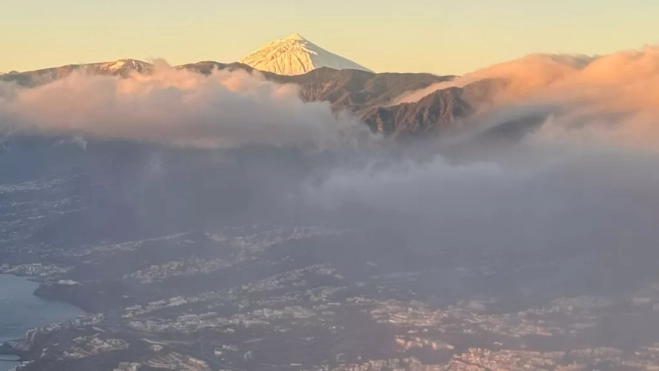Imagen aérea de la nevada en El Teide tras la borrasca Emilia / AH Imagen aérea de la nevada en El Teide tras la borrasca Emilia / AH
