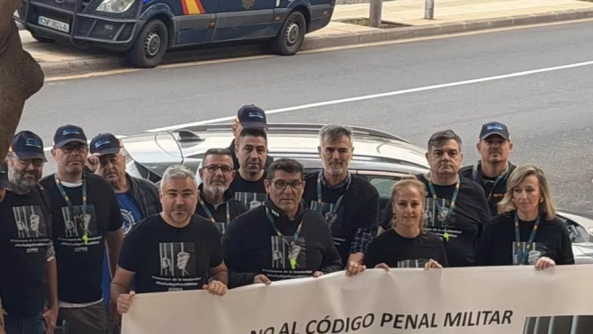 Compañeros del guardia civil que fue juzgado por viajar a la península estando de baja médica Compañeros del guardia civil que fue juzgado por viajar a la península estando de baja médica