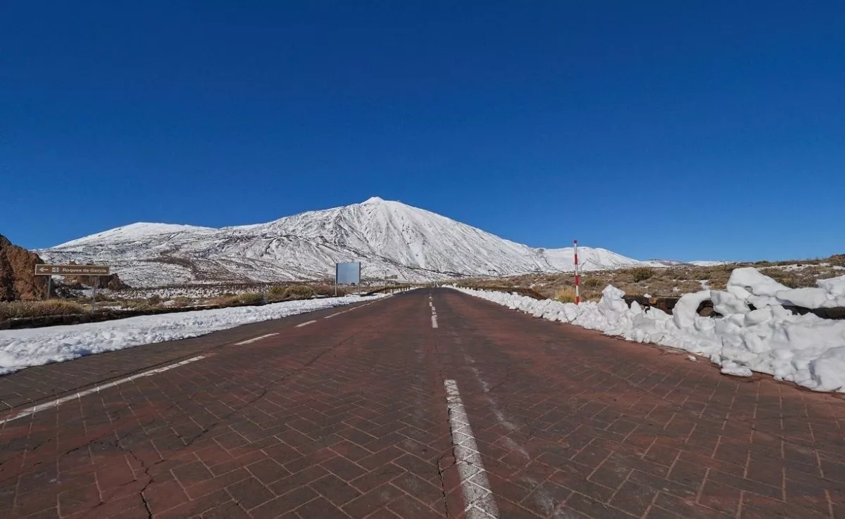 Carretera del Parque Nacional del Teide con Teide nevado de fondo. /Cedida
