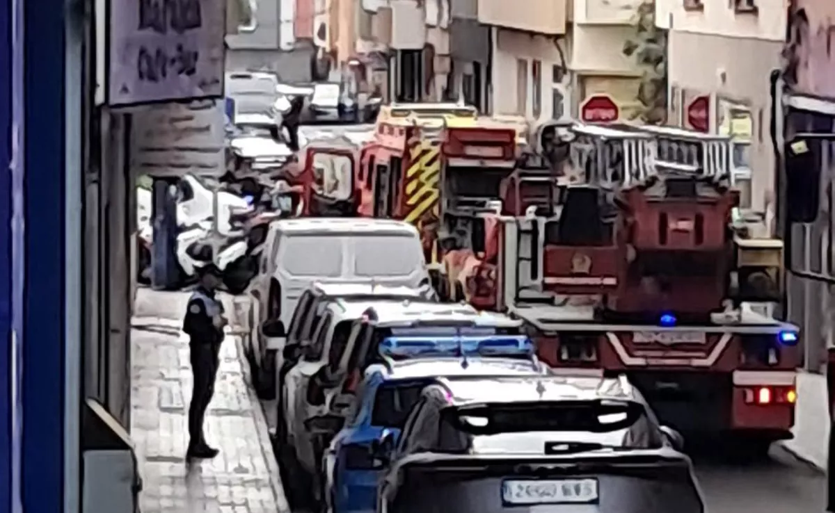 La Policía Local y los bomberos en la calle Viriato de Las Palmas de Gran Canaria. / AH