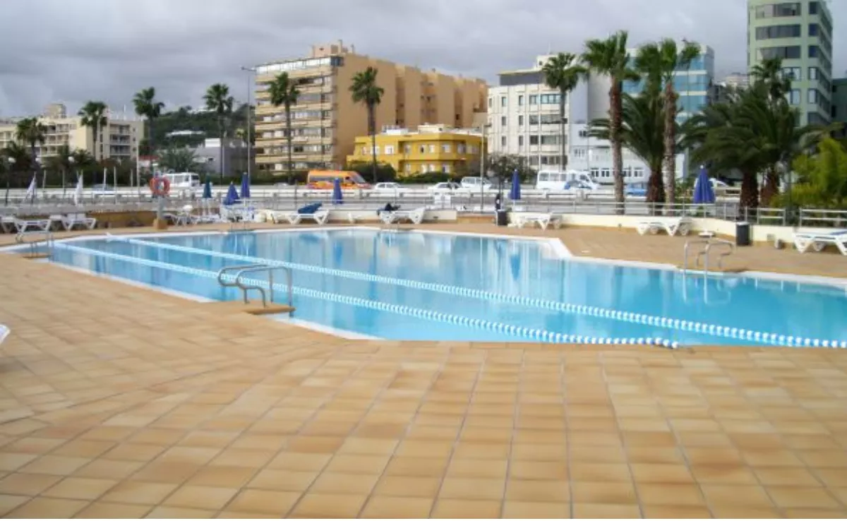 La piscina del Club Marítimo Varadero, con la Avenida Marítima al fondo, en Las Palmas de Gran Canaria. / AH