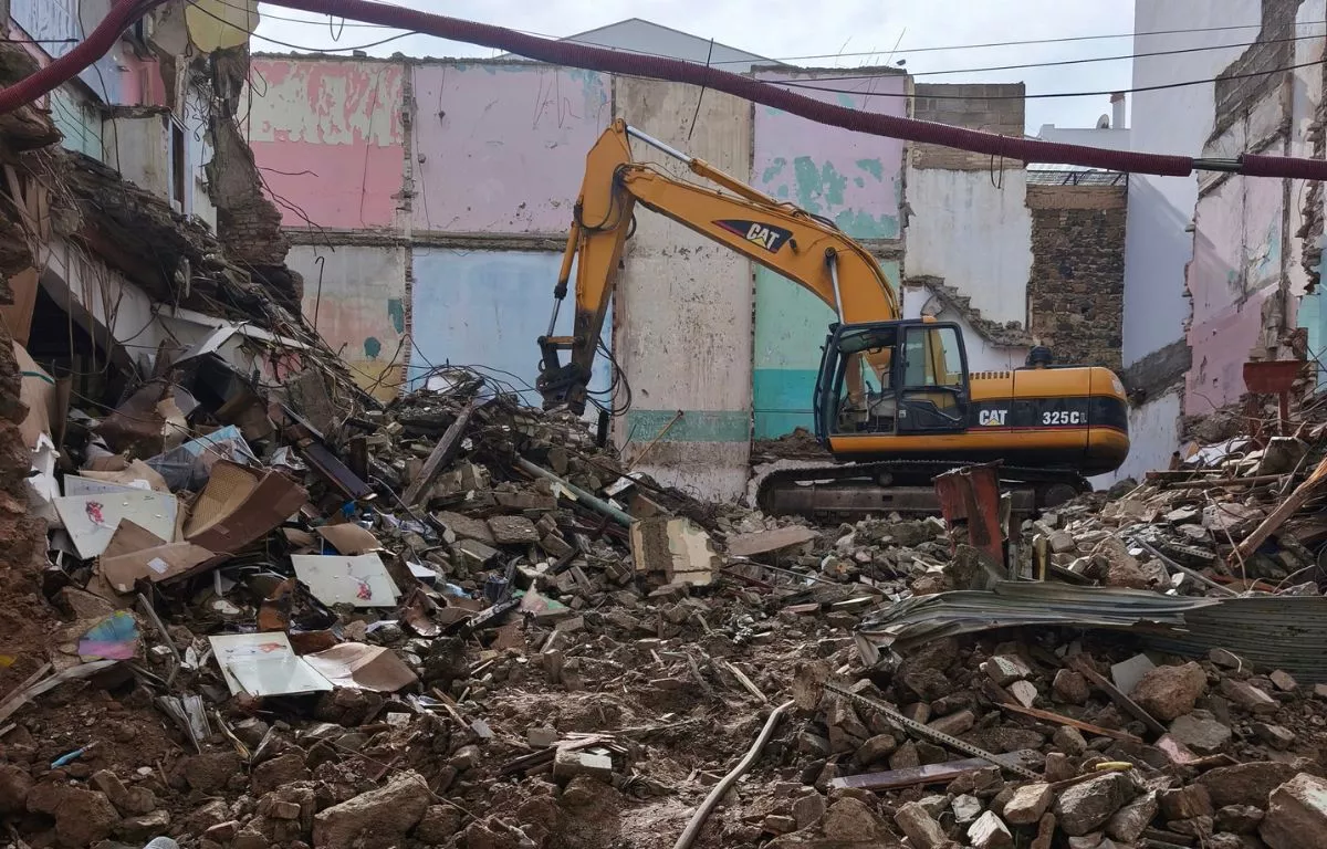 Trabajos de demolición en la calle Ripoche, donde la aparición de grietas estructurales en edificios colindantes ha obligado a desalojos preventivos. 