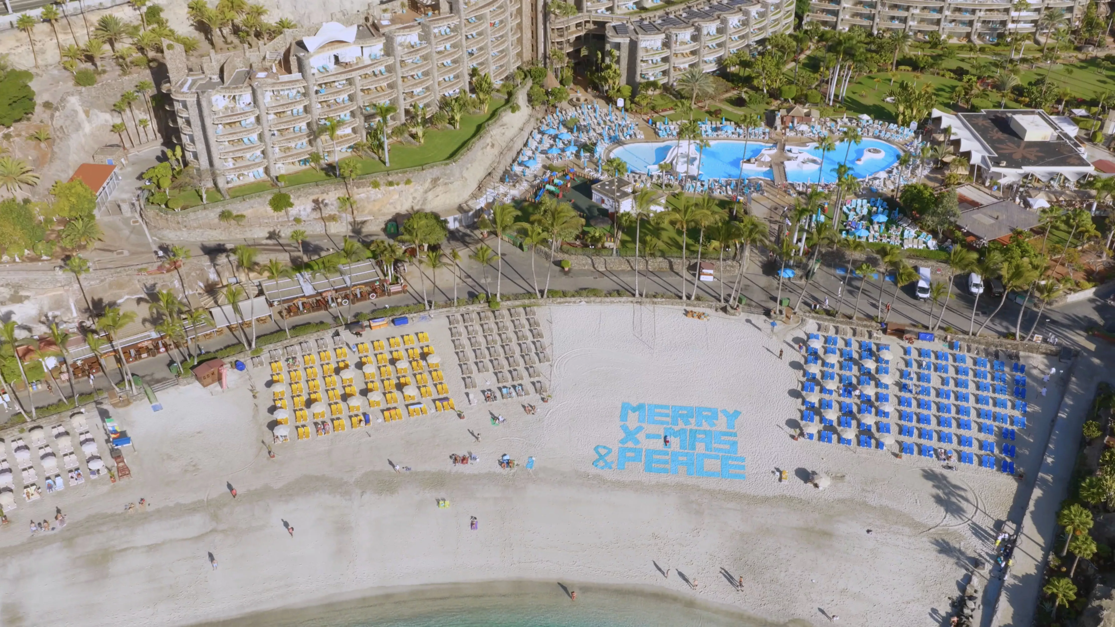 Anfi llena su playa de toallas para lanzar un mensaje de paz por Navidad. AH
