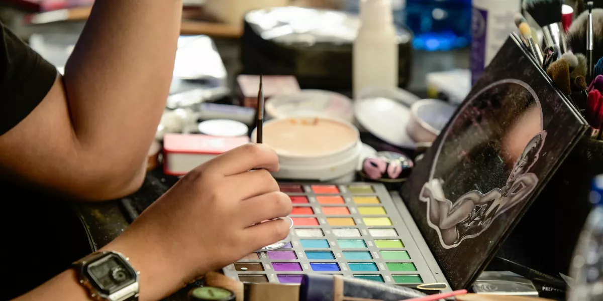 Imagen de una persona preparándose para el Carnaval de Las Palmas / ARCHIVO - AH