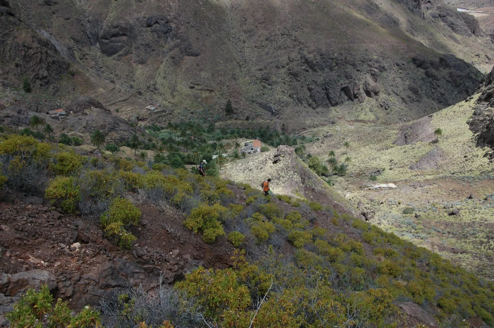 Unos senderistas transitan por el barranco de Pino Gordo, lugar del suceso. AH
