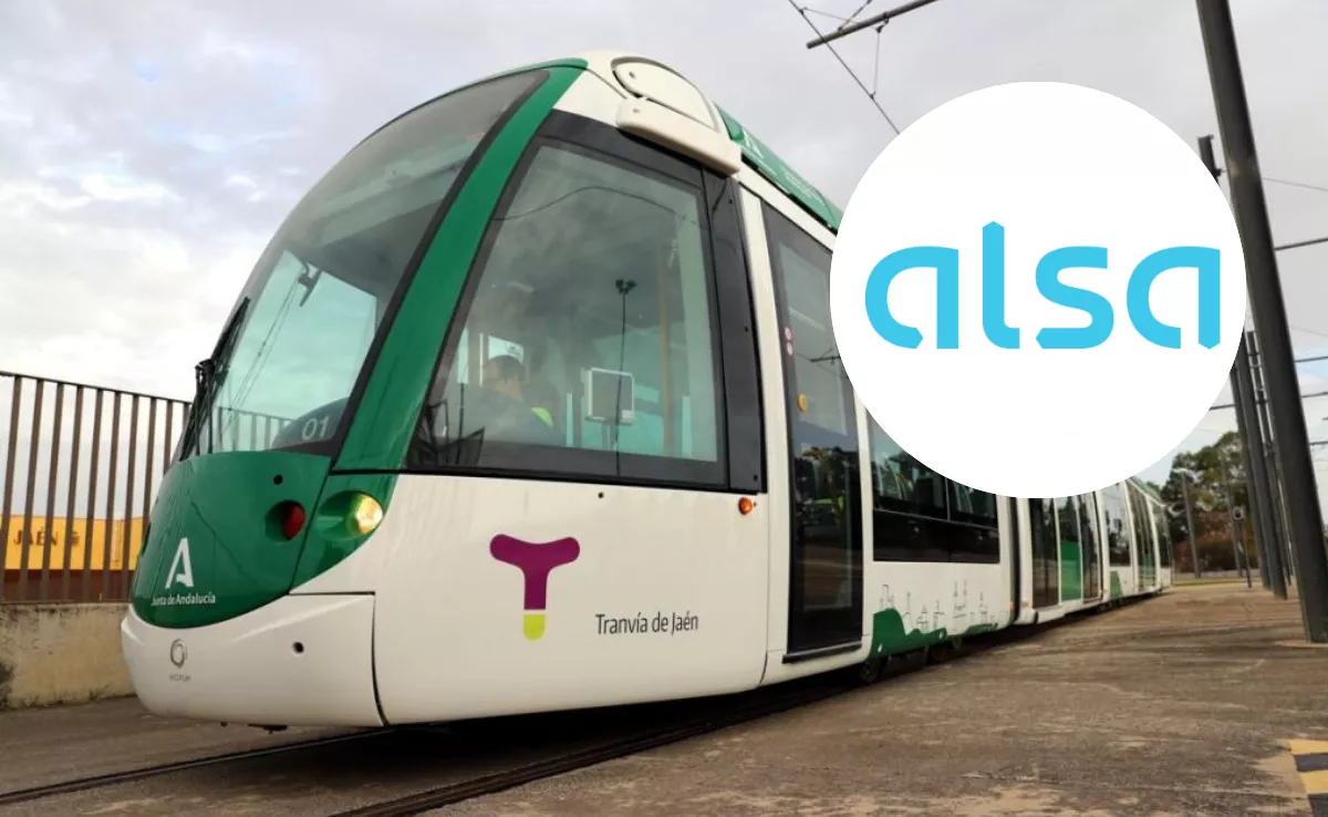 Imagen del tranvía de Jaén y el logo de Alsa / AH
