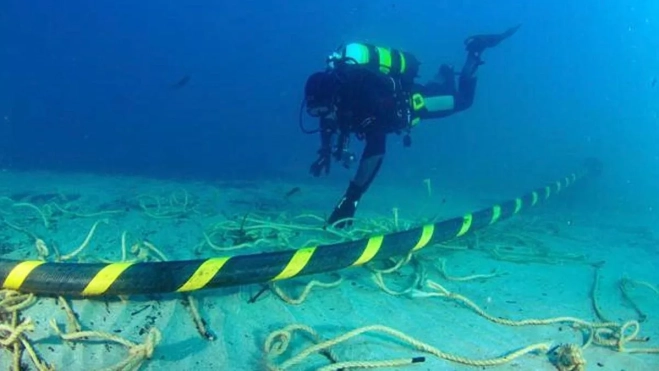 Un cable submarino de conexión a Internet entre las Islas. 