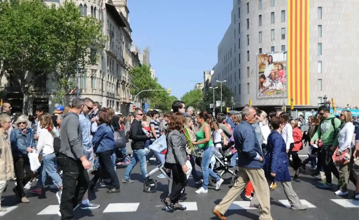 Mucha gente pasea por el centro de Barcelona en una imagen de archivo / AYUNTAMIENTO DE BARCELONA