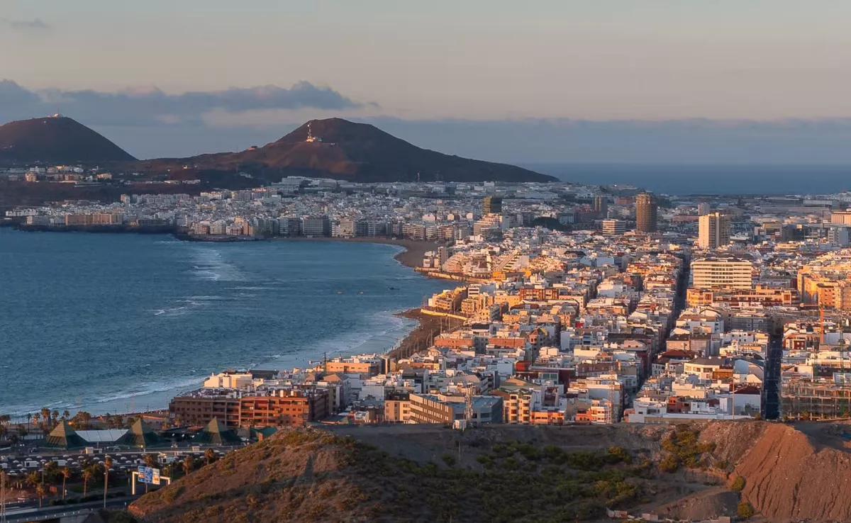 Panorámica de los barrios de Guanarteme, Las Canteras y Santa Catalina, algunos de los más tensionados de la ciudad en materia de vivienda. AH