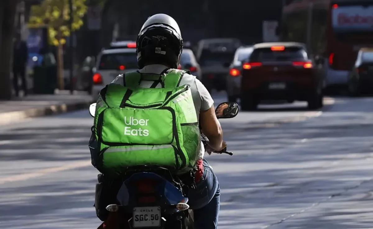 Imagen de un trabajador de Uber Eats / EFE