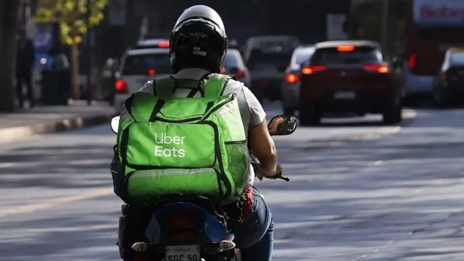 Imagen de un trabajador de Uber Eats / EFE