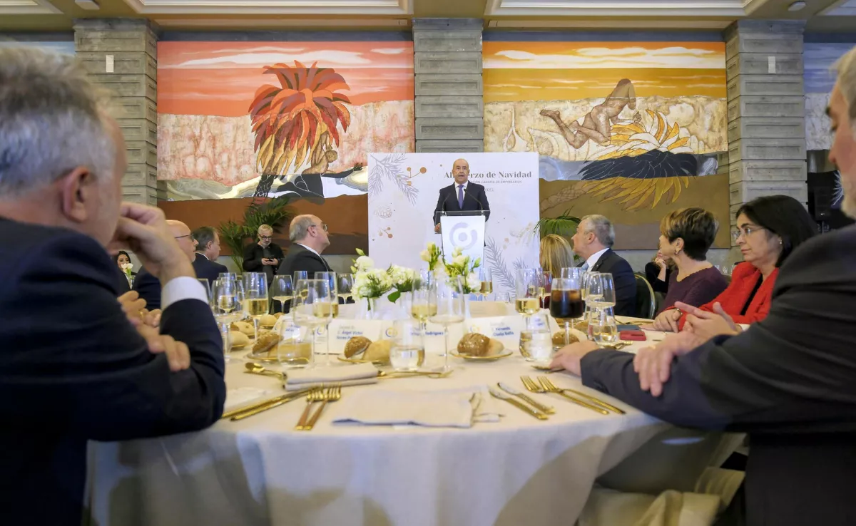 El presidente de la Confederación Canaria de Empresarios, Pedro Ortega, durante el almuerzo de Navidad que organiza la patronal de la provincia de Las Palmas. EFE/Ángel Medina G.