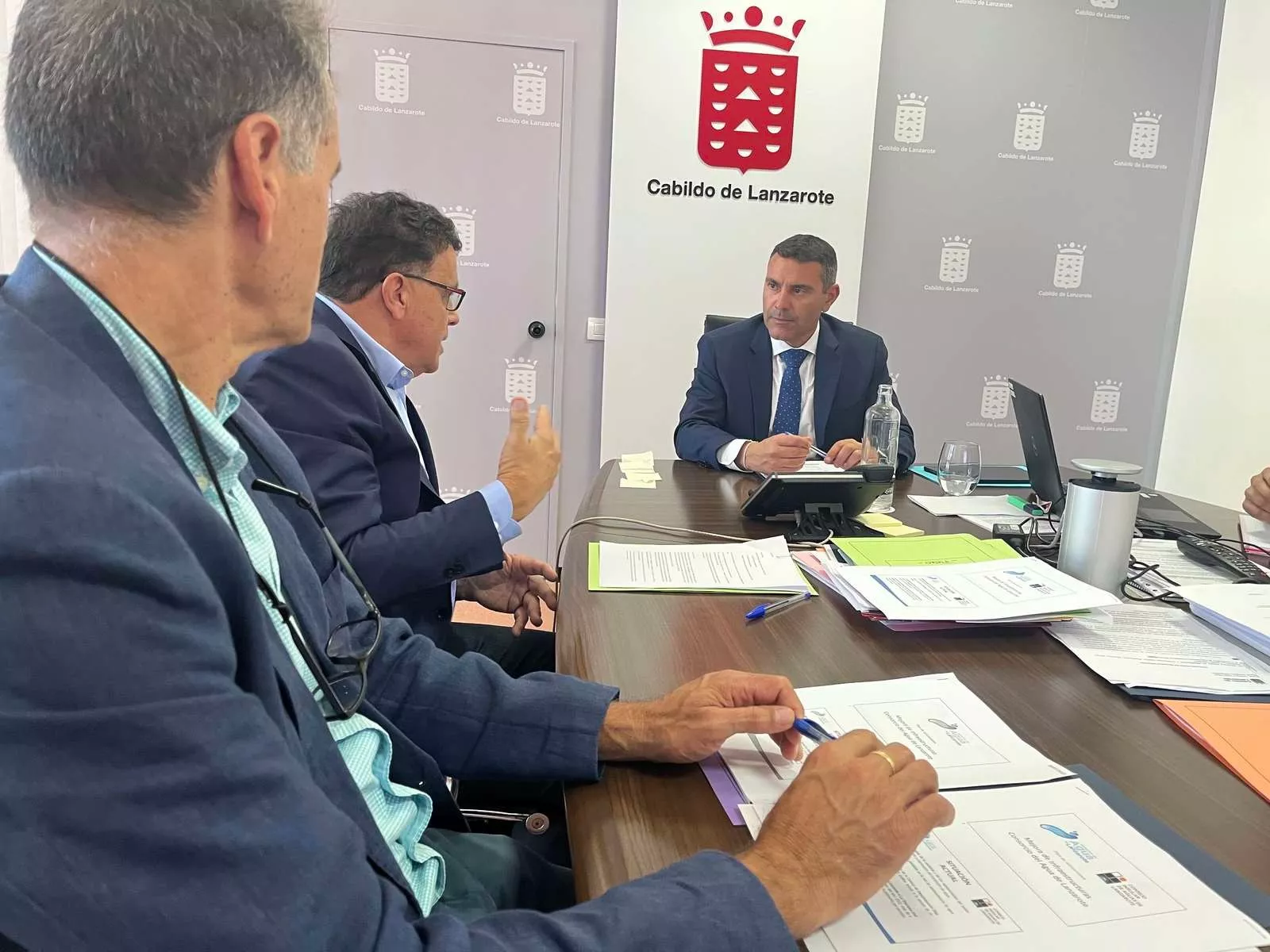 Reunión de Oswaldo Betancort y Domingo Cejas con el consejero de Aguas del Gobierno de Canarias, Manuel Miranda. ARCHIVO
