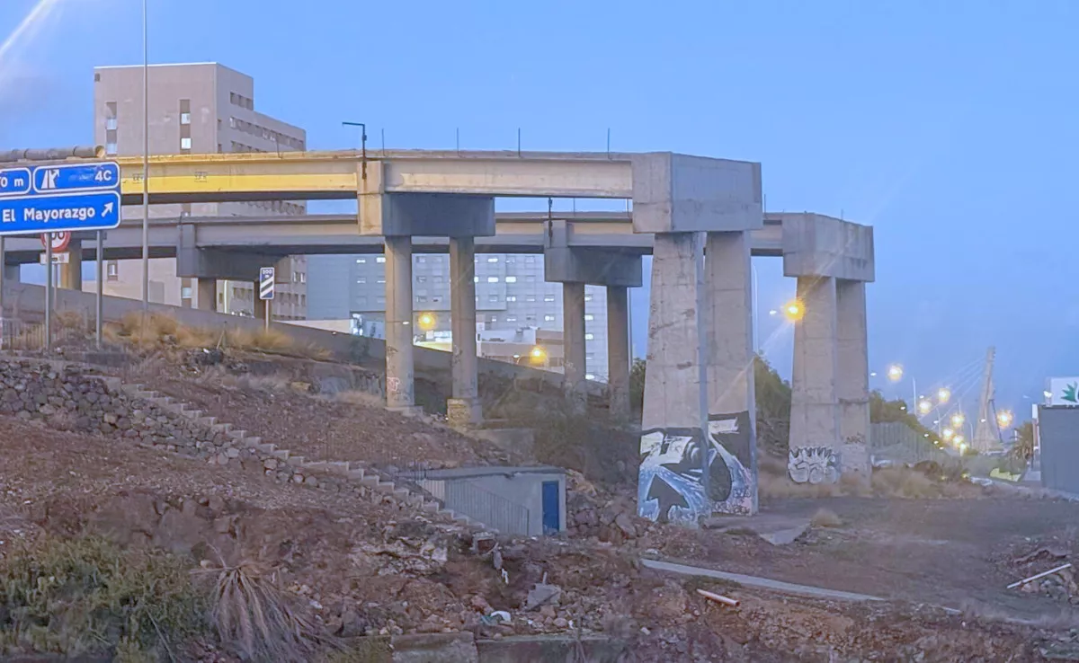 Imagen del puente junto a los aparcamientos del Hospital de La Candelaria, que pertenecen al tramo A. / ATLÁNTICO HOY- ALBA MARICHAL