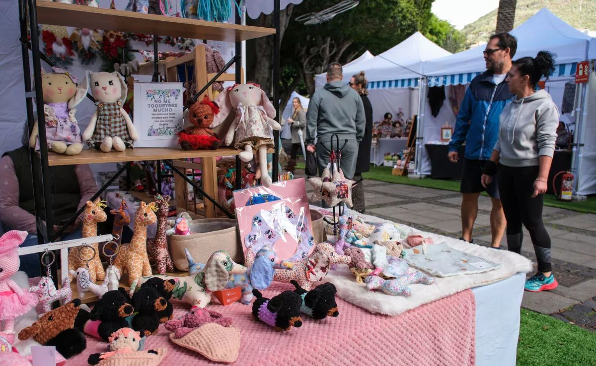 Uno de los puestos de artesanía montados en La Laguna. / EFE