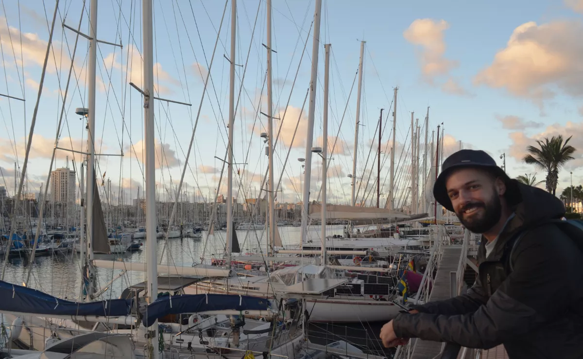 Omar Nok, en el Muelle Deportivo de Las Palmas de Gran Canaria, donde espera enrolarse en un velero para cruzar el Atlántico. / AH