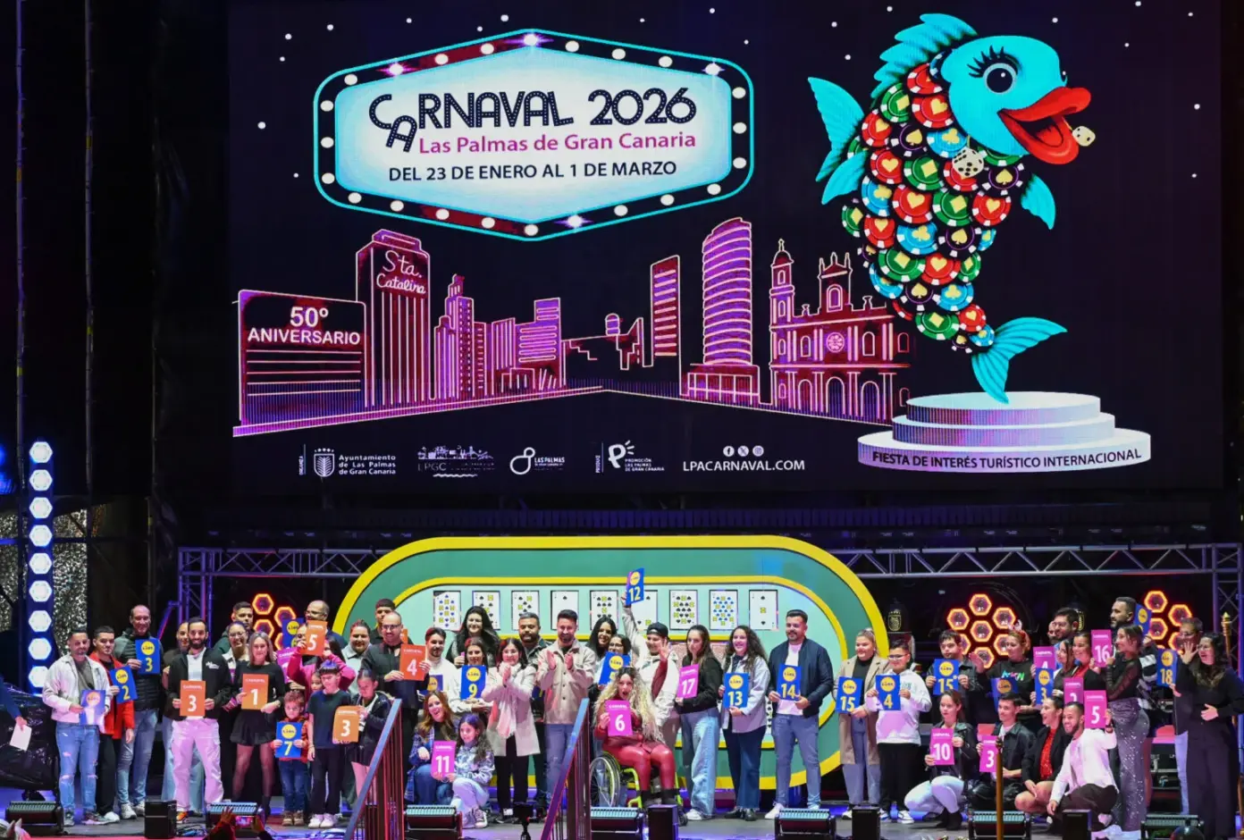 Los grupos ya conocen el orden de participación en los concursos del Carnaval de Las Palmas de Gran Canaria 2026. En la imagen, los participantes en el sorteo. / AH