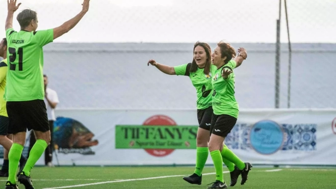 Onalia Bueno, Emily Quintana y Valerón celebrando un gol. /Cedida