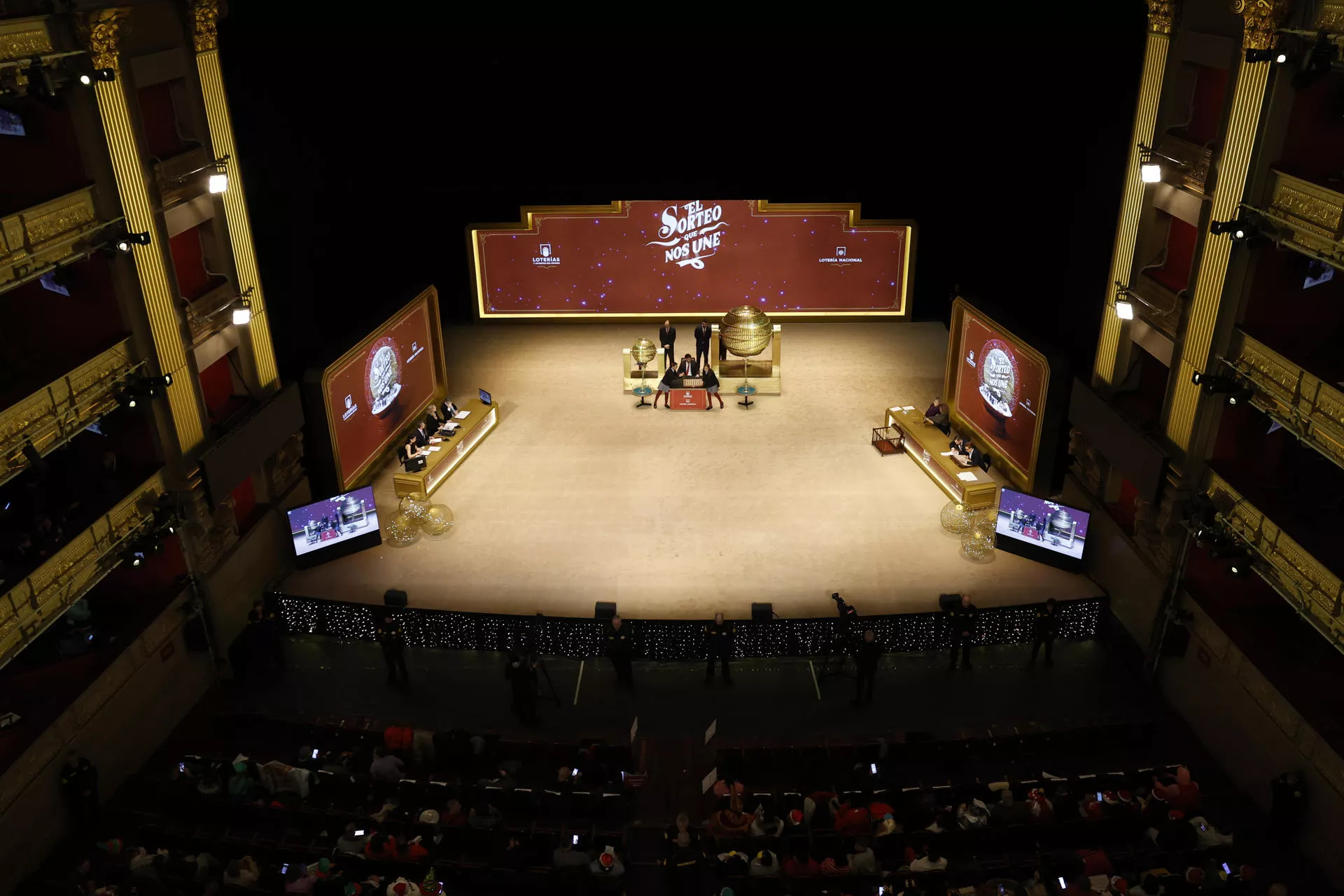 Escenario del Teatro Real durante la celebración del Sorteo Extraordinario de Navidad. EFE Chema Moya