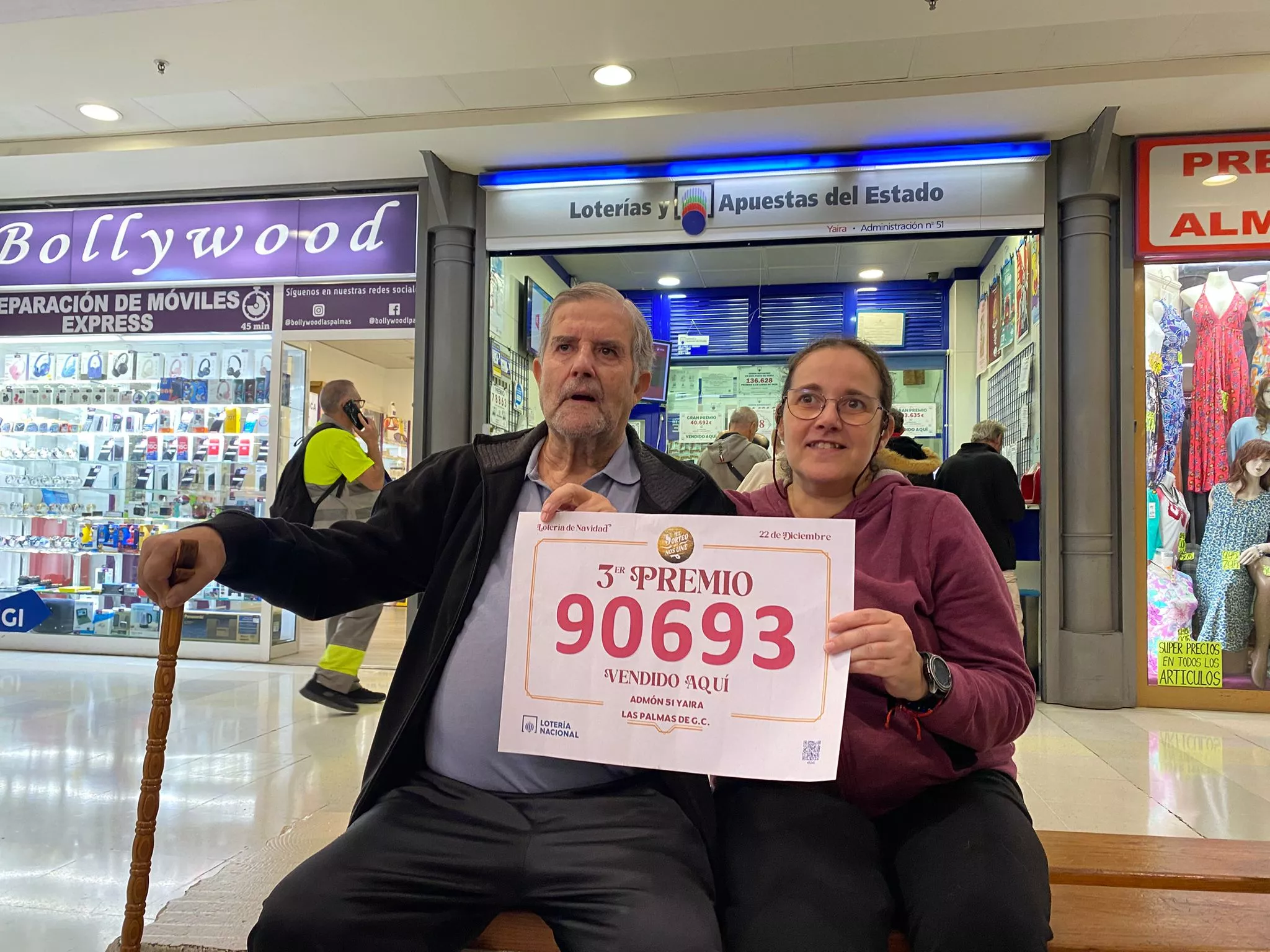 En la foto Carlos Ojeda y su hija Yaiza Ojeda, quien regenta la Administración del Centro Comercial La Ballena. AH